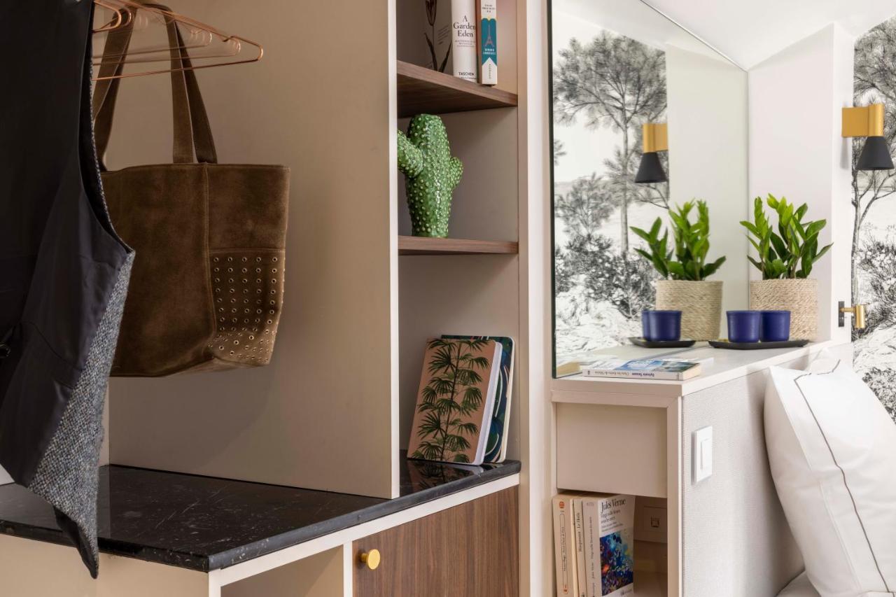 Small Single Room Dune under the eaves