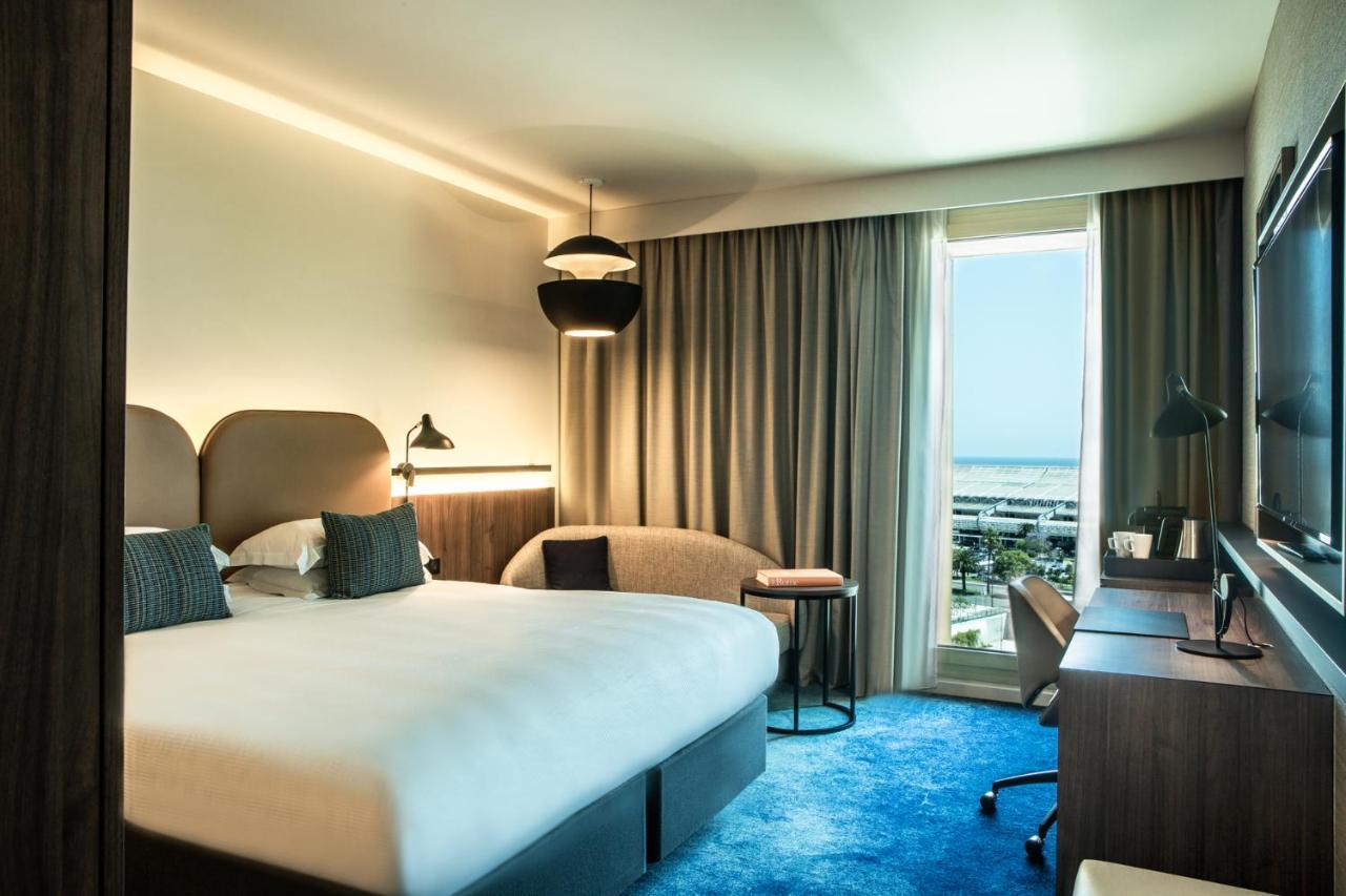 One King-Size Bed Seaside