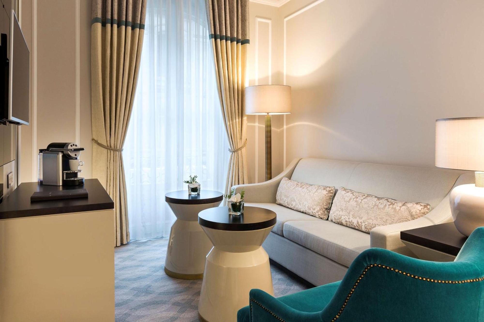 Junior Queen Suite