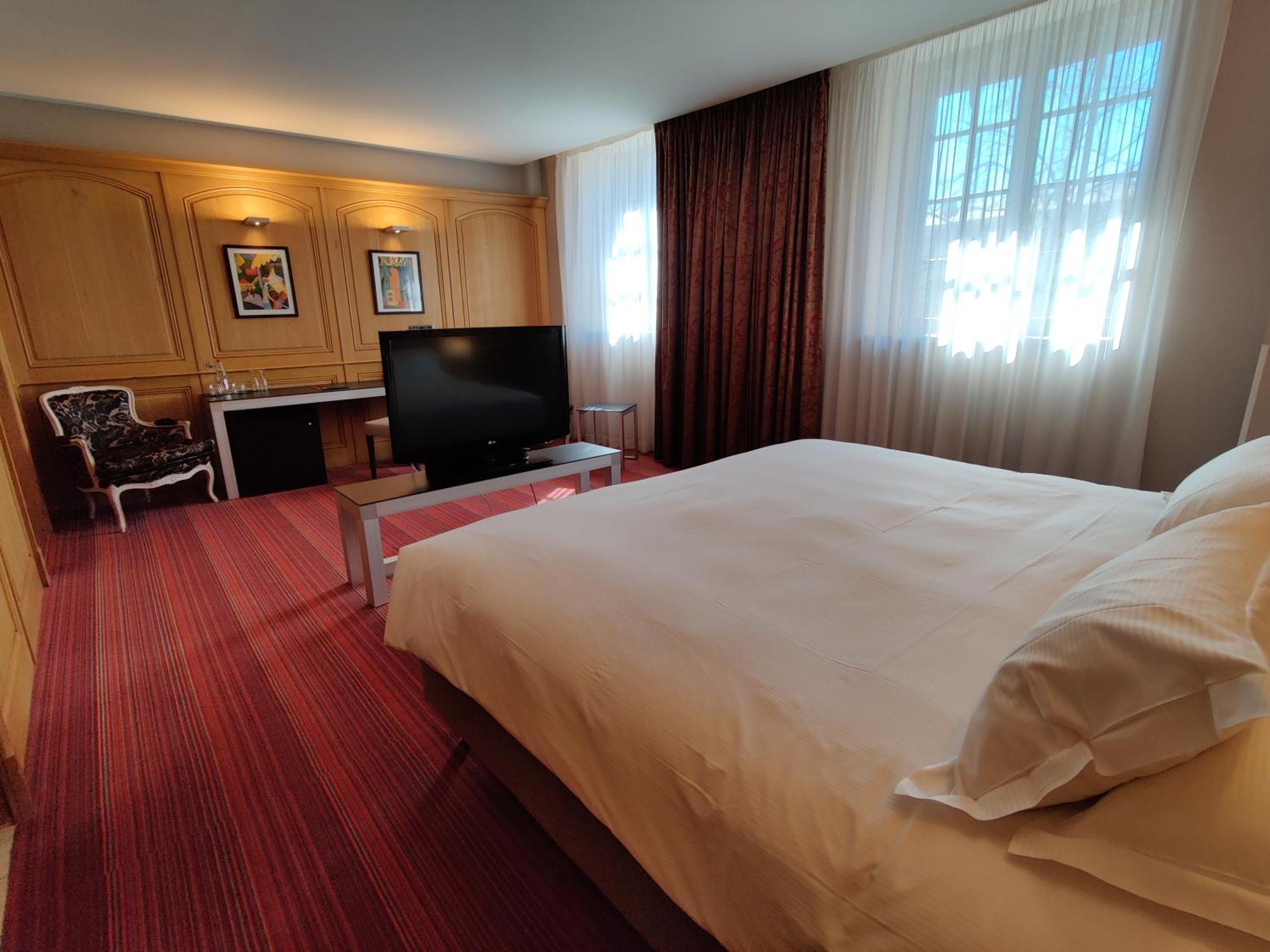 Larger Guest room 1 Double Limited view