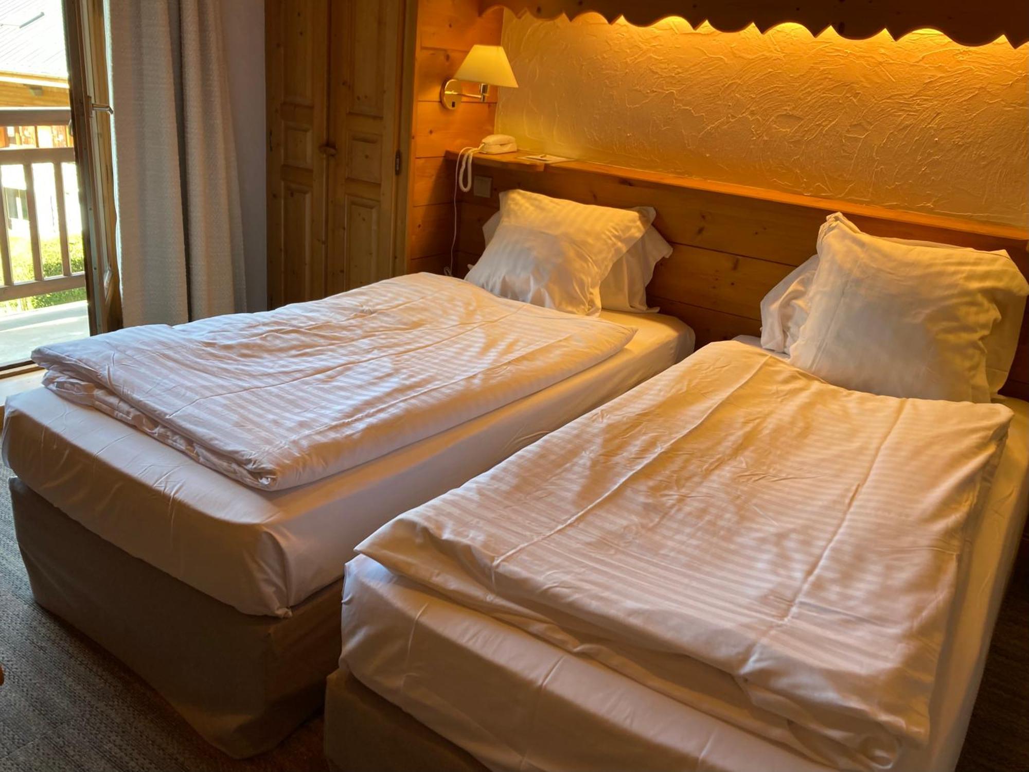 Quarto com 2 Camas de Solteiro e Vista da Montanha