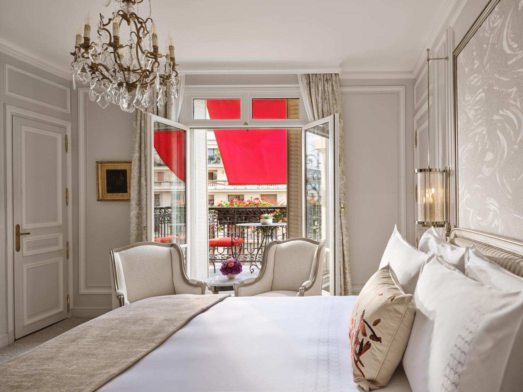 Deluxe Room avenue Montaigne view