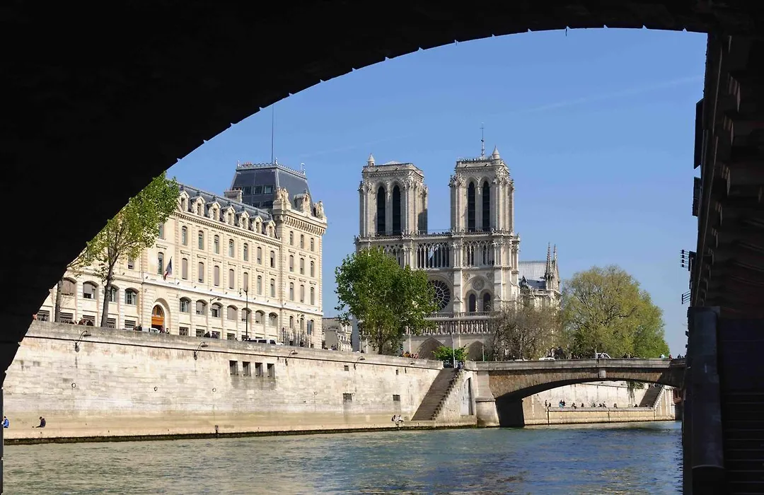 Notre Dame Paradis Latin-1