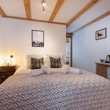 Yeti Lodge Rooms-2