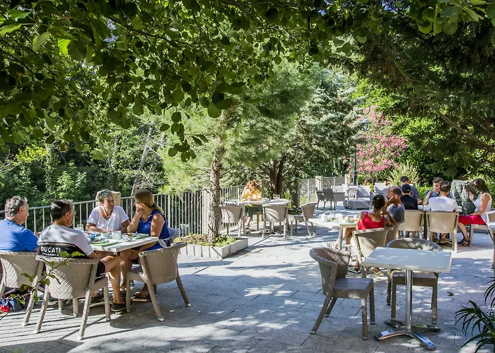 Les Jardins De La Glacière Corte 