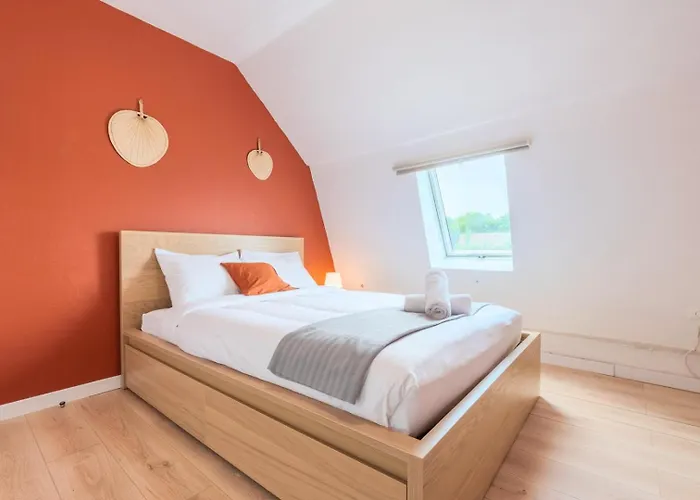 4 Bedroom & 2 Bathroom House Near Metro Tourcoing