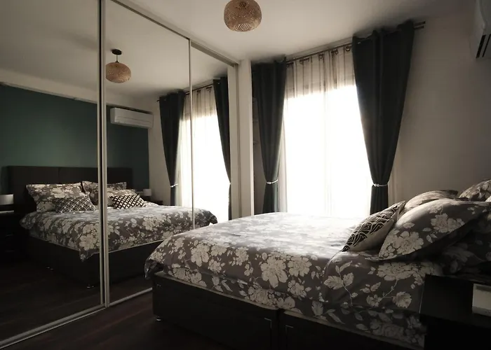 Charming Ac 2-Bedroom Apartment Antibes City Center Family, Couples Friendly