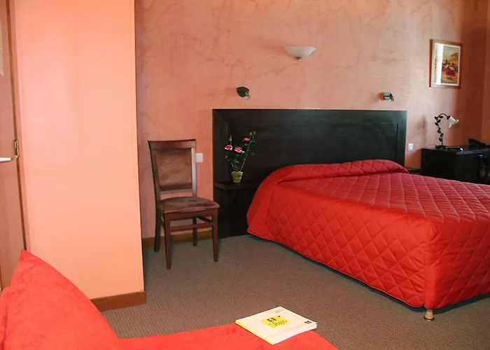 Hotel Logis Des Trois Maures à Couches