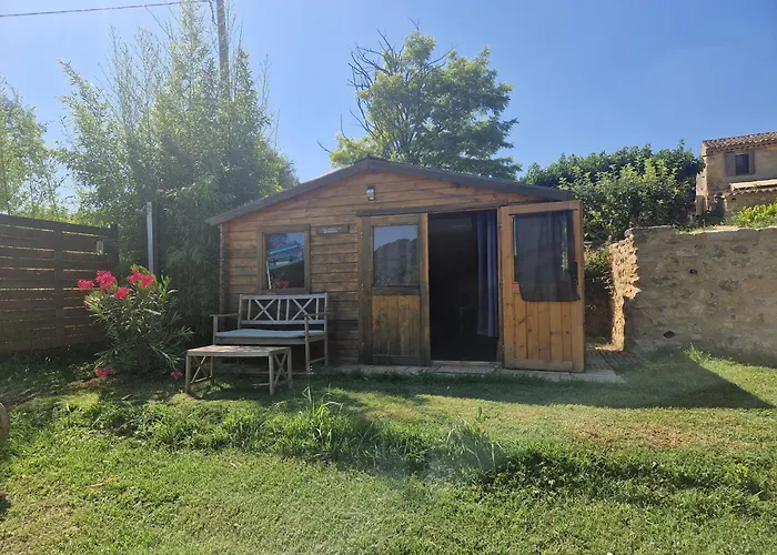 Locations insolites vie en plein air cabane et tipi Bastide Bellugue maison d'hôtes reseau Bienvenue à la ferme à 3 mn de lourmarin Cadenet
