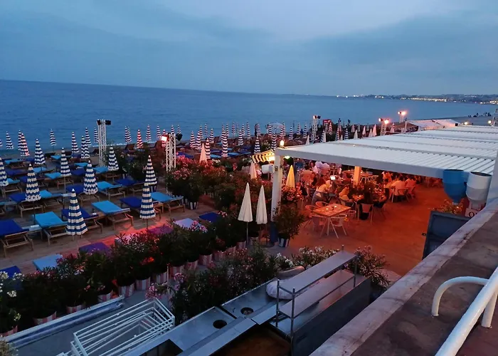 Nice Chambre Exclusive Dans 2 Pieces 40 M2 Atypique Original Dans Grande Structure Type Appartement D'Hote 80 M2 200 M Mer Promenade Des Anglais Sejour Chez L'Habitant