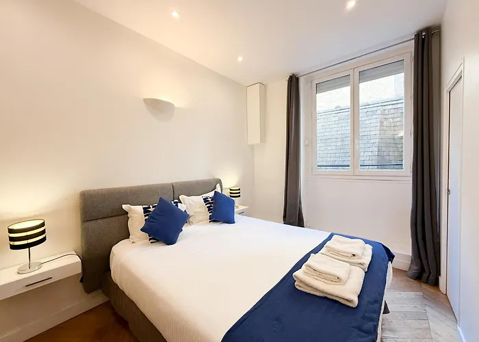Paris Square Bed & Breakfast