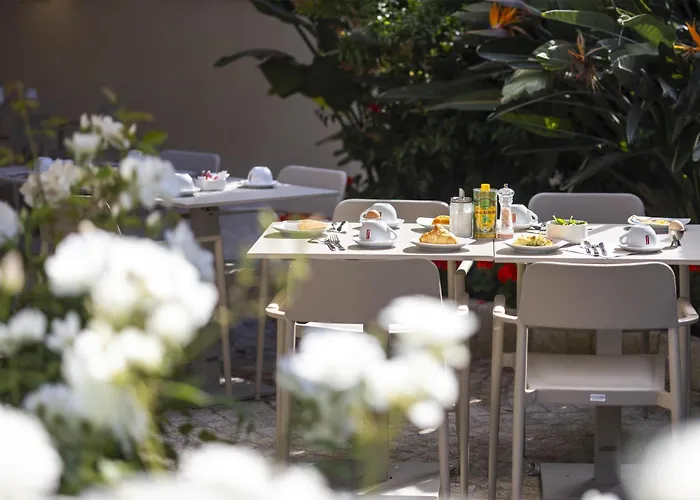 Best Western Plus Hôtel Brice Garden Nice Com um Campo de golfe