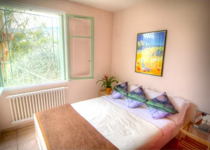 Villa Saint Exupery Gardens Hostel Niza