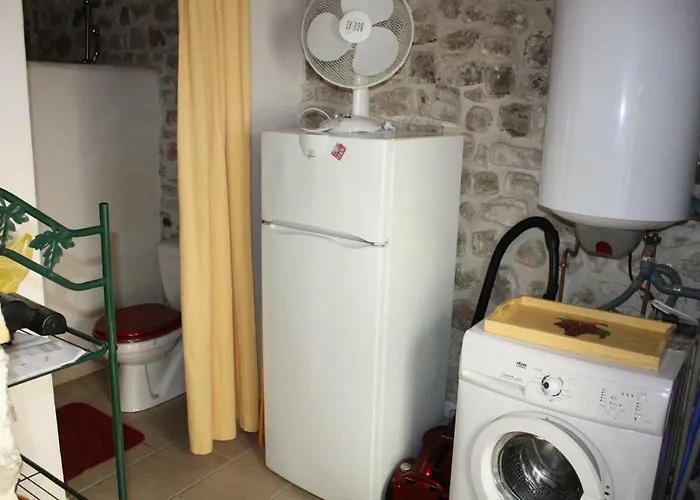 gîte jaune Ardèche L'Avventura Grospierres