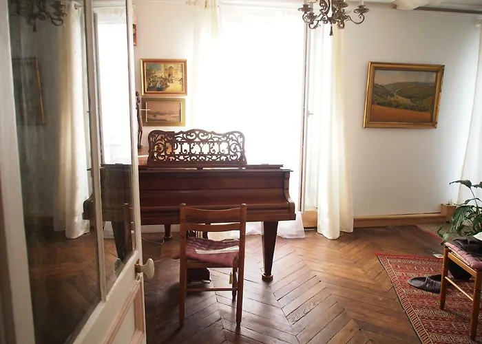 Very Large Private Room With Own Bathroom, In Montmartre Apartment Paris